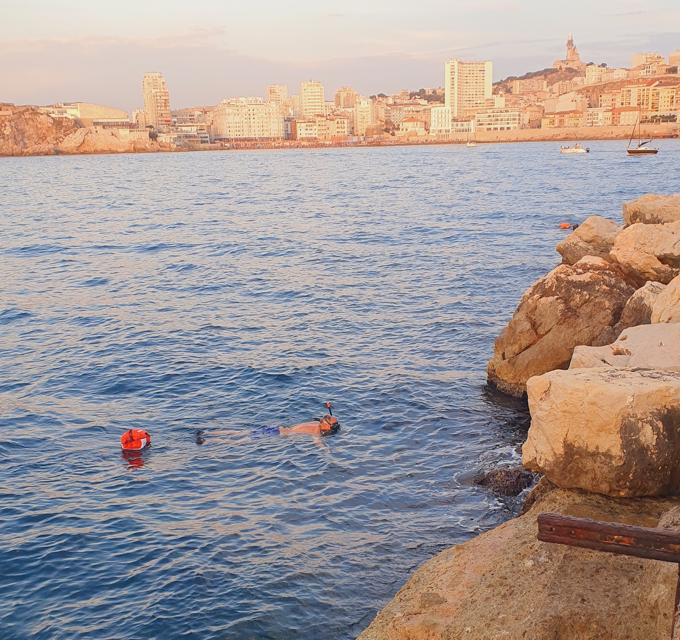 Nage libre en mer : Le matériel essentiel pour une pratique sécurisée